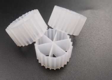 comprar Tratamiento de aguas residuales Medios de filtro MBBR 0,96 - 0,98 g/Cm3 Densidad con tecnología de tanque anaeróbico de color blanco online manufacture
