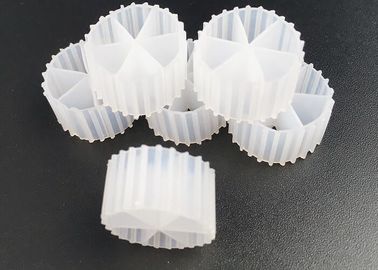comprar Medios de filtro de plástico para aguas residuales China Línea de extrusión Mbbr Acuicultura Medios flotantes online manufacture