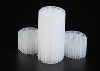 Color blanco plástico material de los medios de filtro del HDPE MBBR de la Virgen para el tratamiento de aguas residuales