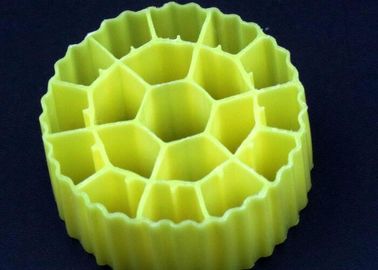 Medios de filtrado de plástico blanco K3 de HDPE Tratamiento de agua Bio Cel Para el proceso de estanque Cass Mover Nitrógeno de amoníaco