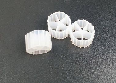 Cinco agujeros de material HDPE MBBR K1 Medios de filtro para acuarios Tratamiento de aguas residuales