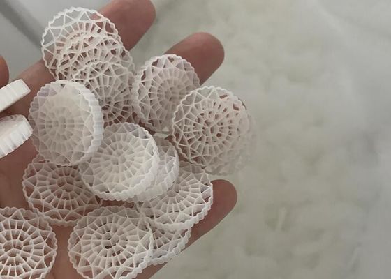 Medios de filtro virgen HDPE 63 agujeros MBBR para el tratamiento del agua