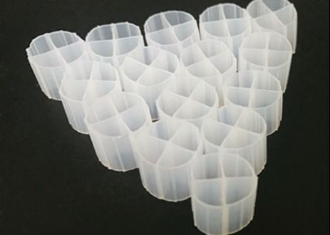 Color blanco MBBR Bio Carrier Media para el tanque anaeróbico con material de HDPE virgen y tamaño de 12 * 9mm