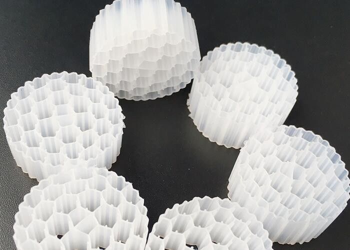 Biotubo de células activas MBBR Medios de filtro de plástico Color blanco 800m2/m3