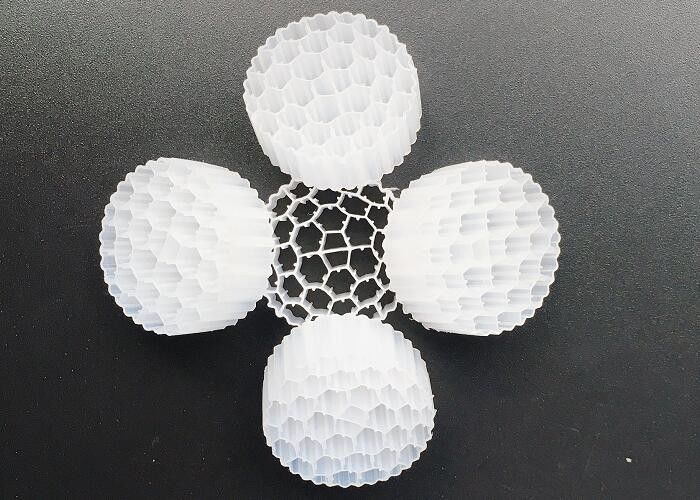 Biotubo de células activas MBBR Medios de filtro de plástico Color blanco 800m2/m3
