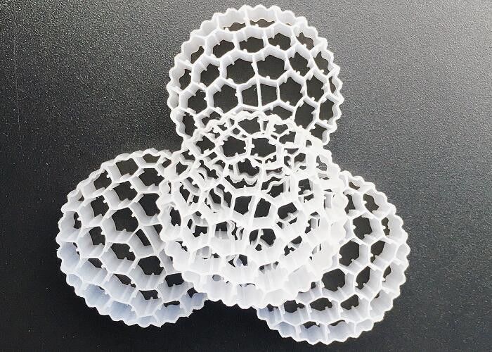 Biotubo de células activas MBBR Medios de filtro de plástico Color blanco 800m2/m3