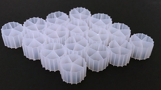 Popular 11 * 7mm de color blanco y material virgen HDPE MBBR bolas biológicas para acuarios