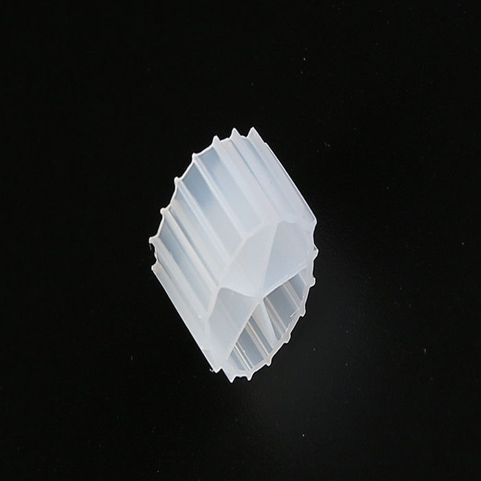 Cinco agujeros de material HDPE MBBR K1 Medios de filtro para acuarios Tratamiento de aguas residuales