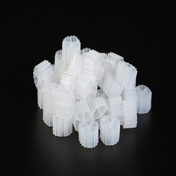 Cinco agujeros de material HDPE MBBR K1 Medios de filtro para acuarios Tratamiento de aguas residuales