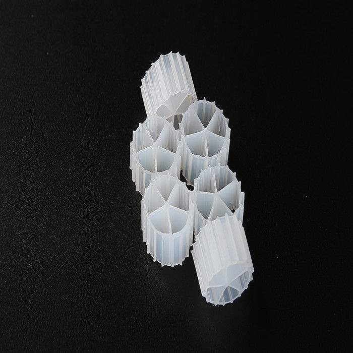 Medios de filtro de plástico blanco de alta actividad biológica HDPE para estanques de peces