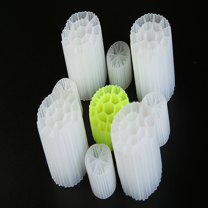 Color blanco MBBR filtro de biocélulas de estanque Medios virgen material HDPE y flotante para RAS