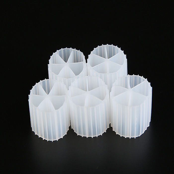Tratamiento de aguas residuales Medios de filtro MBBR 0,96 - 0,98 g/Cm3 Densidad con tecnología de tanque anaeróbico de color blanco