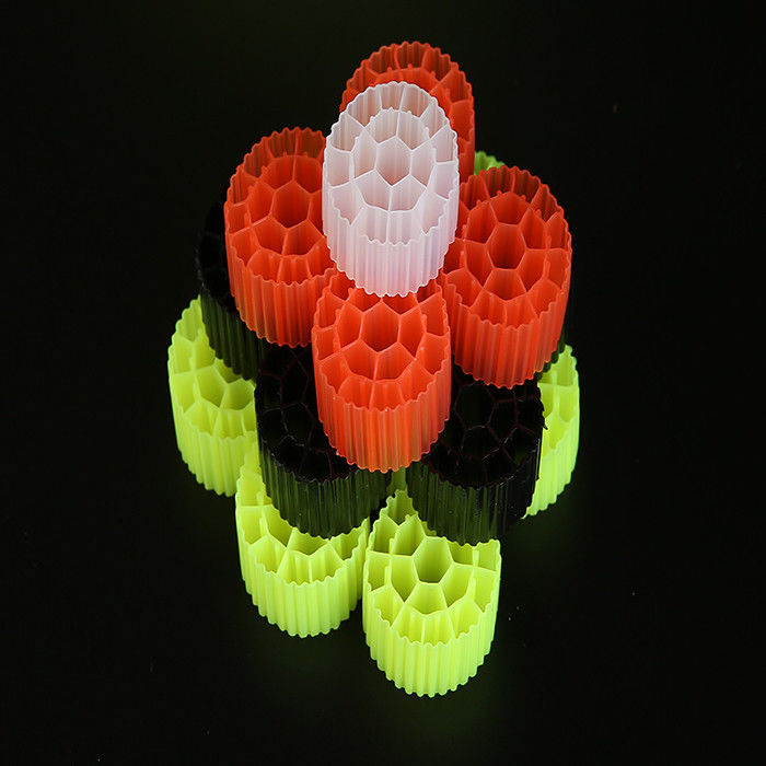 Plastico rojo / amarillo MBBR Bio Media K1 500 m2/m3 Superficie con color blanco