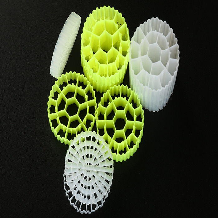 Medios de filtración de células biológicas Filtro de cama móvil 500 m2/m3 Superficie con material virgen HDPE