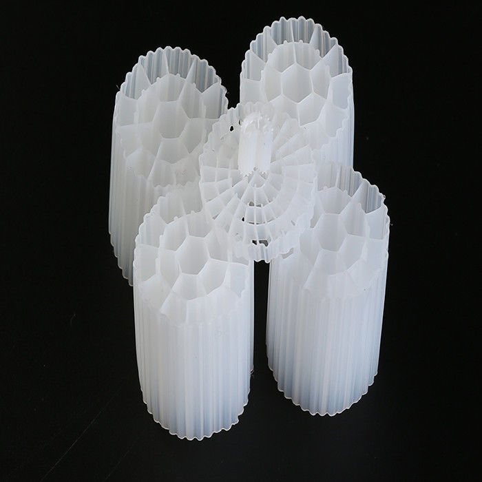 Medios de filtración de células biológicas Filtro de cama móvil 500 m2/m3 Superficie con material virgen HDPE