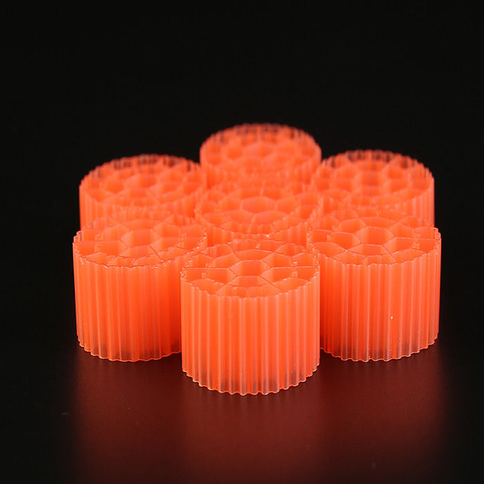 Medios de filtro de plástico de MBBR 0,96 - 0,98 g/cm3 Densidad y color blanco