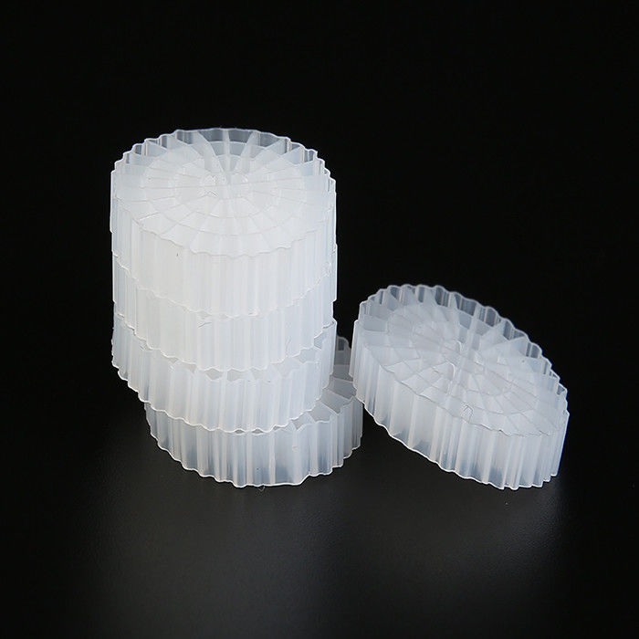 Tratamiento de aguas residuales Medios flotantes de filtro de 64 agujeros K5 Bio Medios con material virgen HDPE