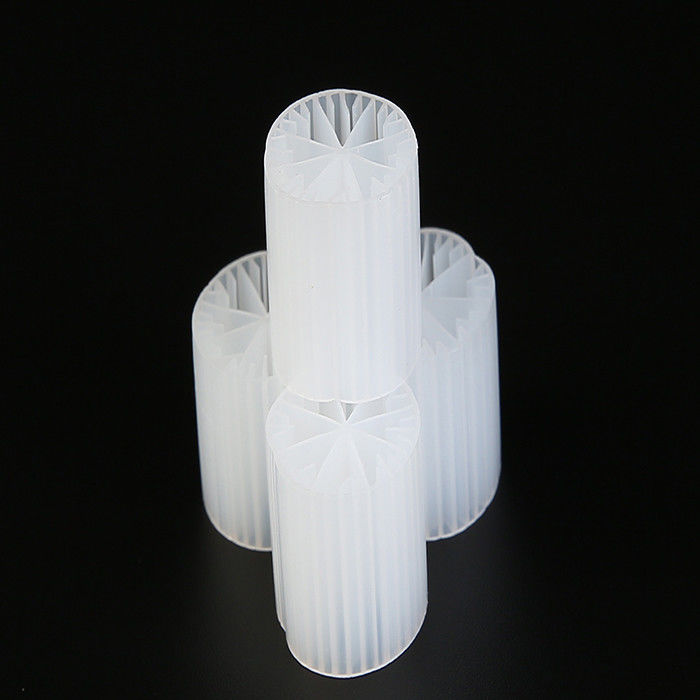 Medios de filtro flotantes de HDPE Medios de filtro flotantes MBBR Color blanco 15 mm X 15 mm