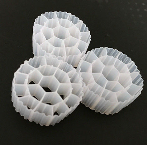 Medios de filtro MBBR de color blanco y negro con material virgen HDPE para el tratamiento de aguas residuales