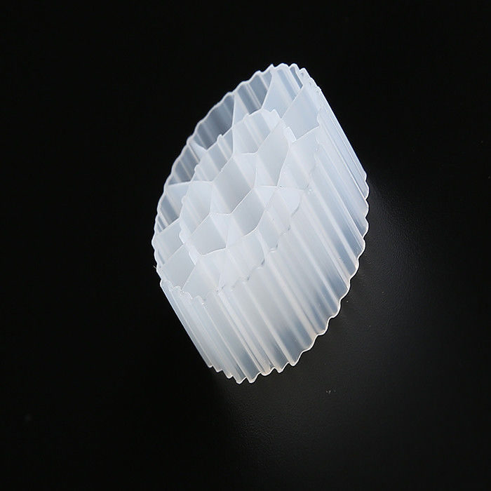 Medios MBBR de color blanco con material de HDPE virgen y tamaño de 25 * 12 mm para el tratamiento de aguas residuales