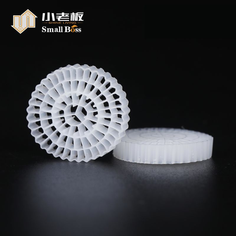 Muestra 75 agujeros Gran superficie Blanco Medios MBBR confiables Medios de filtro biológico para RAS