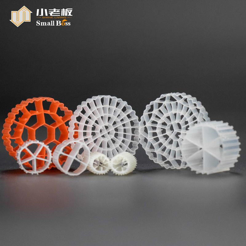 Medios de reactor de biofilmo de lecho móvil para un tratamiento de aguas residuales de alta eficiencia y de bajo coste