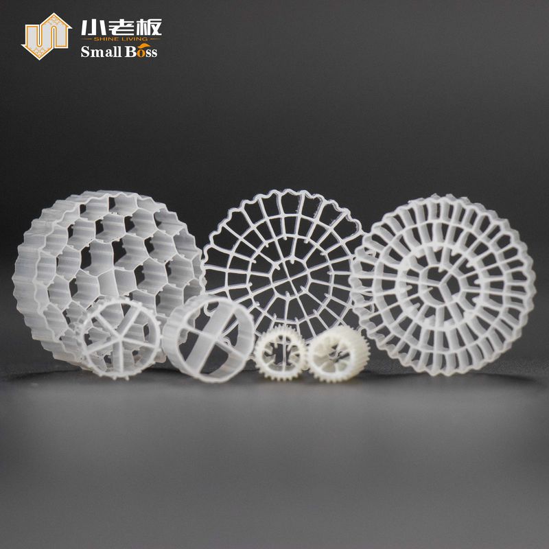 Medios de reactor de biofilmo de lecho móvil para un tratamiento de aguas residuales de alta eficiencia y de bajo coste