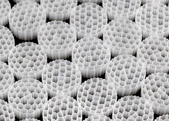 China Fábrica Nuevo molde Biomedia Acuicultura HDPE MBBR Biomedia de filtro Biomasa portadora Medios flotantes