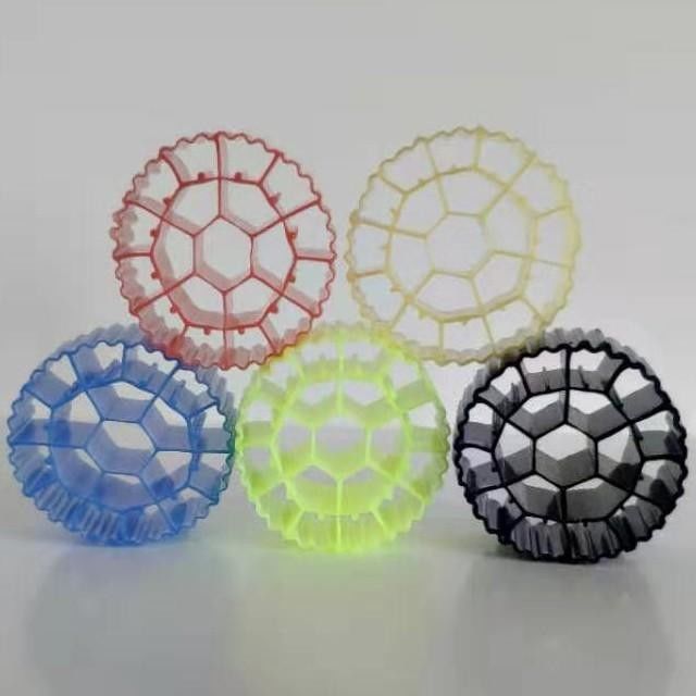 Medios MBBR de color blanco con material de HDPE virgen y tamaño de 25 * 12 mm para el tratamiento de aguas residuales