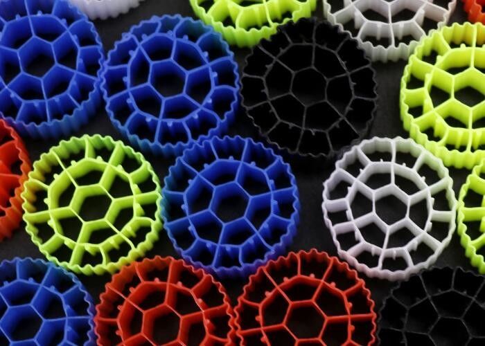 Fábrica de China k1 kaldnes medios de cultivo de peces de plástico biotransportador flotante para acuicultura RAS mbbr reactor HDPE FDA SAFTY