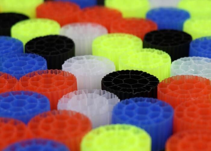 K3 Color blanco Material HDPE MBBR Medios de filtro Tratamiento de agua Bio Cel Para estanque