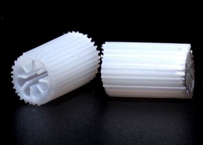 Medios de filtro pesados PE08 MBBR Virgen HIPS Material para el tratamiento de aguas residuales Medios de biomasa de color blanco