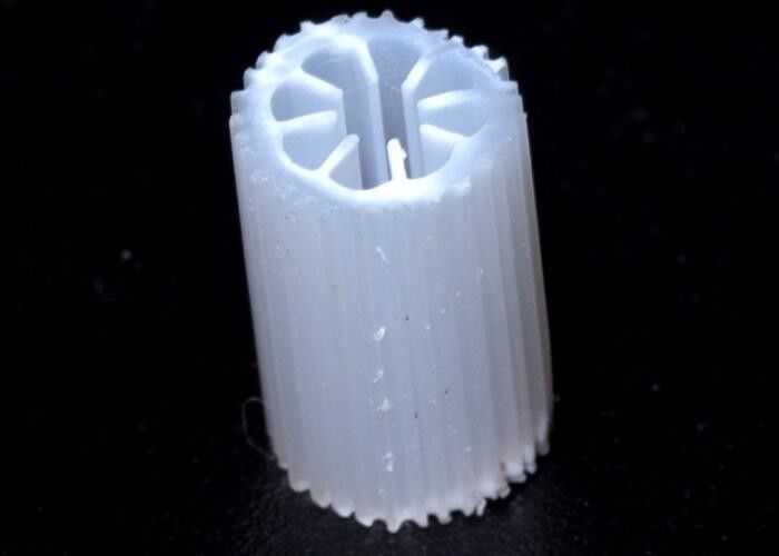 Medios de filtro pesados PE08 MBBR Virgen HIPS Material para el tratamiento de aguas residuales Medios de biomasa de color blanco