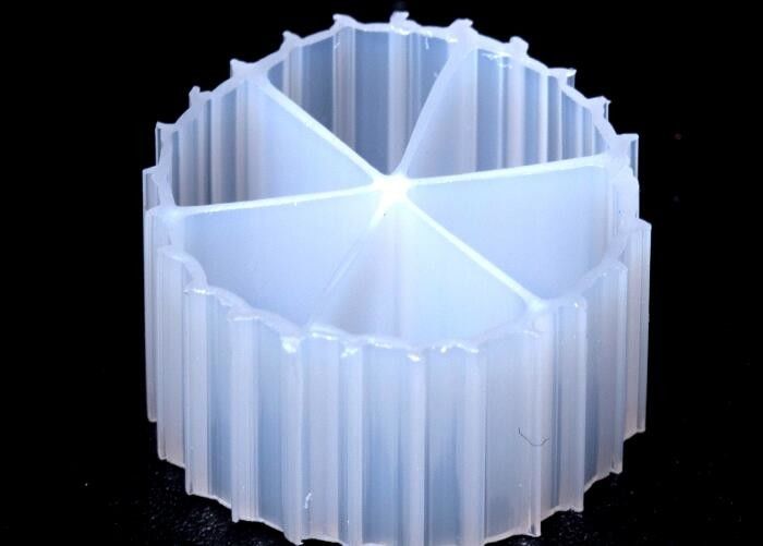 Medios de filtro MBBR de tamaño 16*10 mm con material virgen HDPE y formación de biopelícula portadora rápida