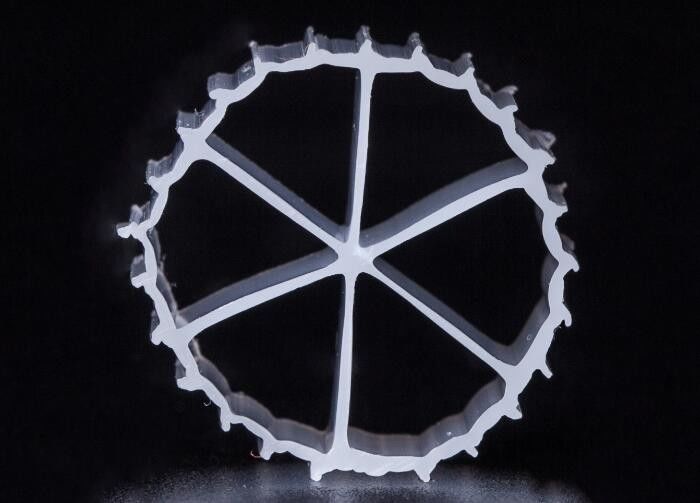 Medios de filtro MBBR de tamaño 16*10 mm con material virgen HDPE y formación de biopelícula portadora rápida