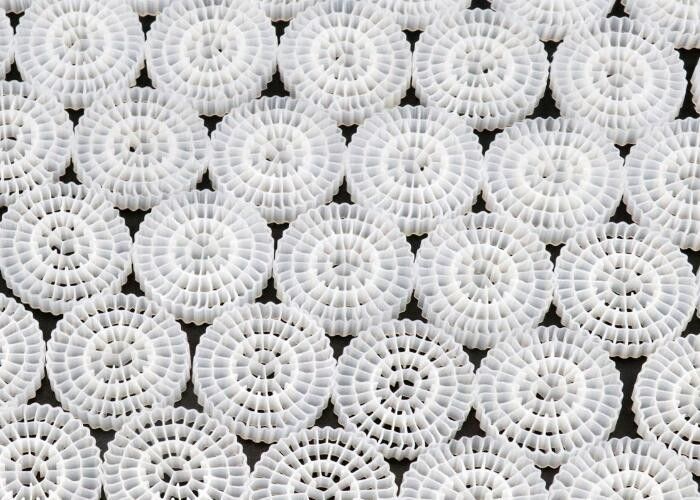 Medios de filtro de lecho móvil flotante de HDPE para plantas de tratamiento de agua