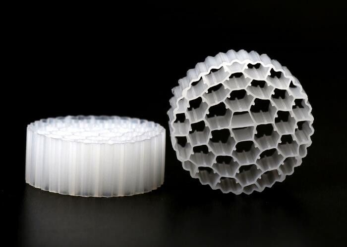 Medios de filtro de bolas biológicas flotantes MBBR 16 mm X 10 mm Material virgen hidrófilo HDPE