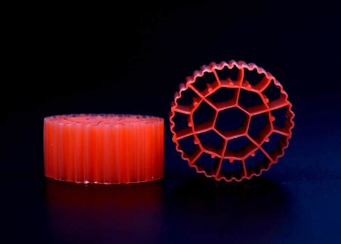 Medios de filtro de estanque de pescado de color rojo virgen de material HDPE K3 Medios de filtro de plástico