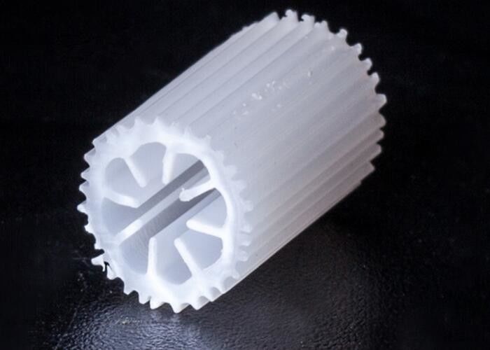 64 agujeros Bolas biológicas flotantes Medios de filtro K5 Medios biológicos Tratamiento de aguas residuales