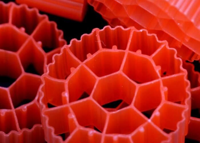 Medios de filtro biológico MBBR con color blanco y material virgen HDPE para aguas residuales