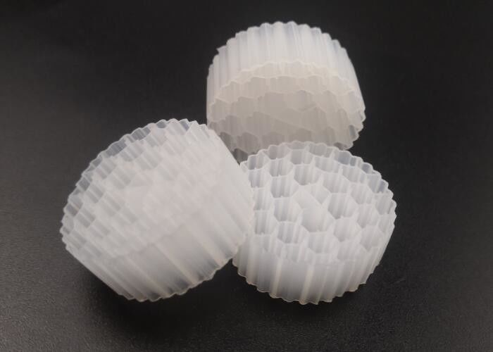 Múltiples medios de células biológicas de HDPE MBBR en material de seguridad virgen FDA para el tratamiento de aguas residuales