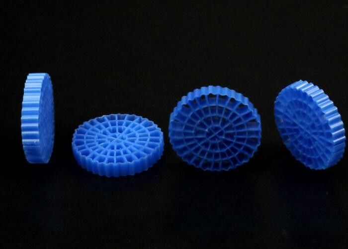 Pescado de estanque de acuario color azul MBBR portador flotante de gran superficie > 1200M2/M3 Tecnología SBR 25*4mm medios