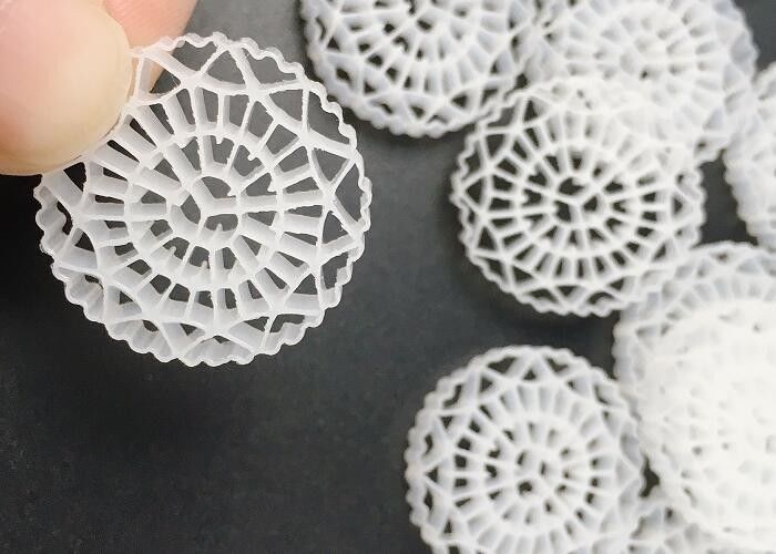 Gran superficie de superficie Resistente a los rayos UV MBR Biomedios camarón acuicultura COD eliminación de BOD 25*5mm hdpe biochips de color blanco