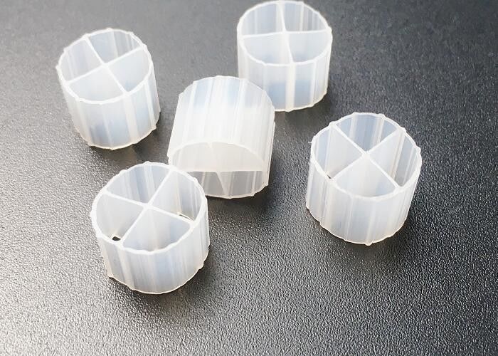 Aquacultura Granja pesquera MBBR Medios de filtro biológicos 12*9mm Hdpe Bioballs blancos Sbr Proceso