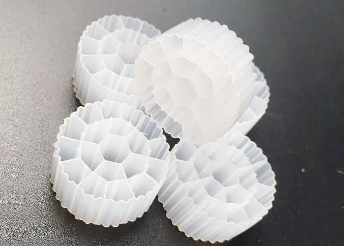 Medios de tratamiento de agua Hdpe K3 Biocell MBBR 25*12mm 600m2 / M3 Gran superficie