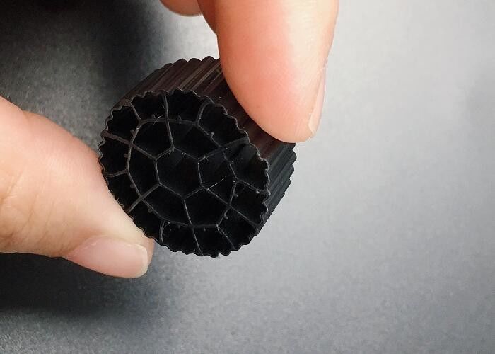 Medios de filtración biológica de estanques MBBR Tratamiento del agua Filtración biológica Hdpe 25*12mm