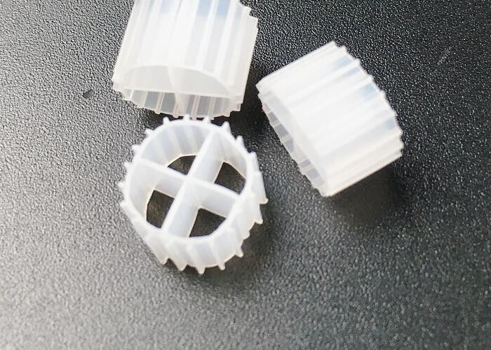 Kaldnes MBBR Bio Filter Medios Flotante Cama móvil Biofilm Reactor Acuario color blanco 11 * 7mm