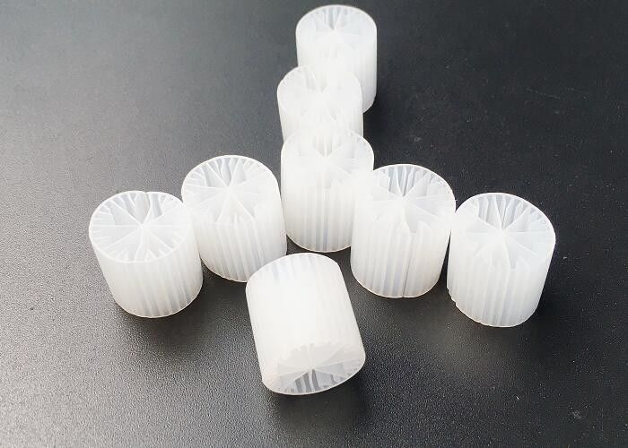 Área de superficie alta MBBR Medios de filtro de color blanco virgen Material HDPE 15*15MM