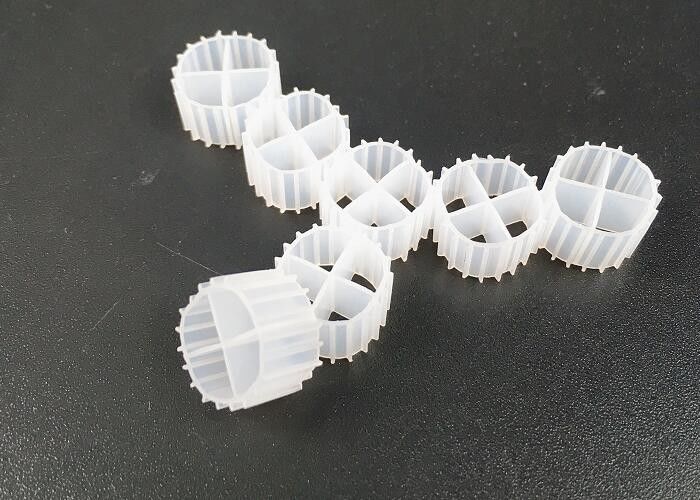 Color blanco MBBR filtro de biocélulas de estanque Medios virgen material HDPE y flotante para RAS