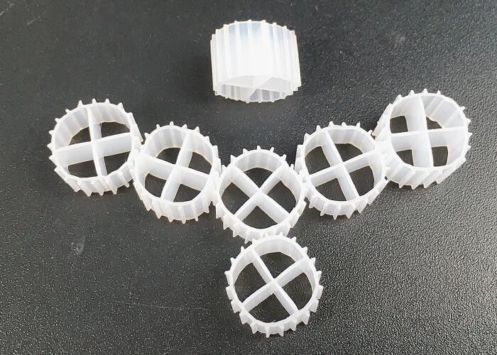 Color blanco MBBR Media Biofilm Carrier con Super Descarburization y material virgen HDPE